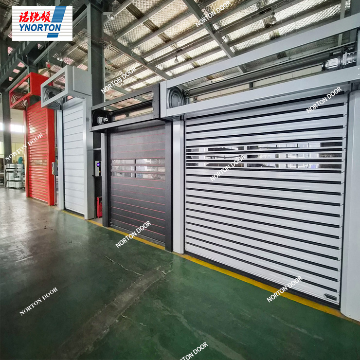 Η ταχεία ρολό πόρτα ανοίγει και κλείνει αυτόματα για ευκολία.